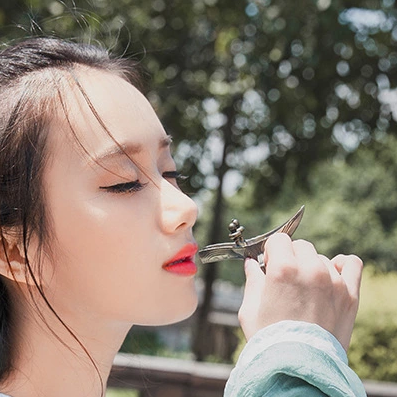 素衣女生喝酒頭像，唯美古風(fēng)真人頭像