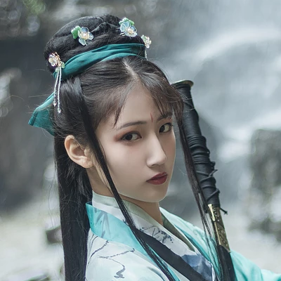 青玉流帶劍少女頭像，唯美古風(fēng)真人頭像