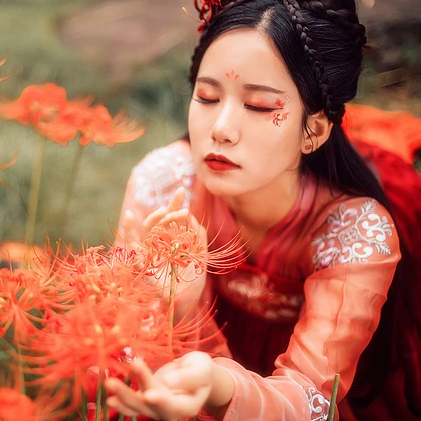 妖艷彼岸花紅衣女子頭像，唯美古風(fēng)真人頭像