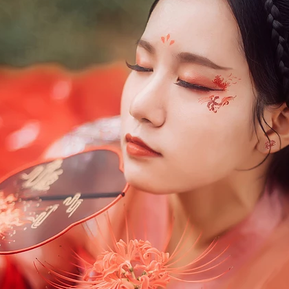 妖艷彼岸花紅衣女子頭像，唯美古風(fēng)真人頭像