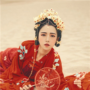 大漠黃沙嫁衣紅裳女子頭像，古風(fēng)艷麗真人頭像