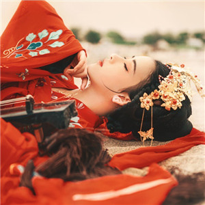 大漠黃沙嫁衣紅裳女子頭像，古風(fēng)艷麗真人頭像