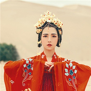 大漠黃沙嫁衣紅裳女子頭像，古風(fēng)艷麗真人頭像