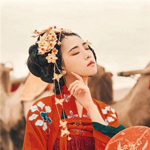 大漠黃沙嫁衣紅裳女子頭像，古風(fēng)艷麗真人頭像