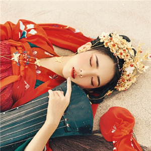 大漠黃沙嫁衣紅裳女子頭像，古風(fēng)艷麗真人頭像