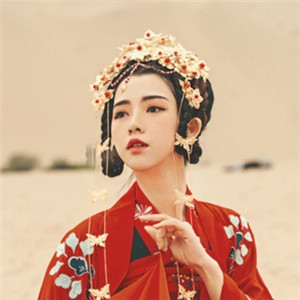 大漠黃沙嫁衣紅裳女子頭像，古風(fēng)艷麗真人頭像