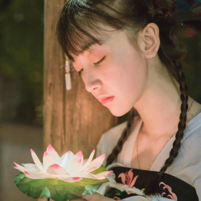 柔美女子攜燈古風(fēng)頭像，婉約中國風(fēng)微信qq頭像