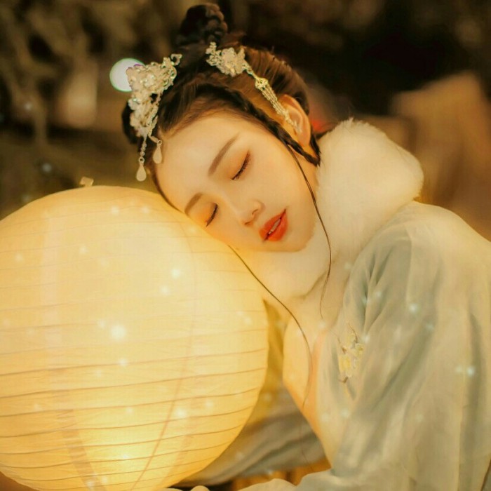 柔美女子攜燈古風(fēng)頭像，婉約中國風(fēng)微信qq頭像