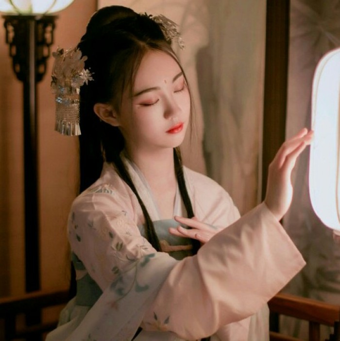 柔美女子攜燈古風(fēng)頭像，婉約中國風(fēng)微信qq頭像